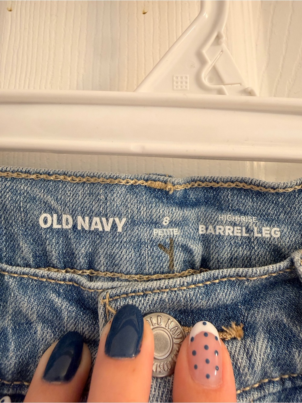 Old Navy High-Waisted Barrel Ankle Jeans
Size: 8 petite - Picture 3 of 4